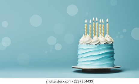 Pastel de cumpleaños con heladas azules y velas de cumpleaños amarillas listas para una fiesta de cumpleaños, fondo azul