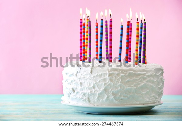 Gateau D Anniversaire Avec Bougies Sur Fond Photo De Stock Modifier Maintenant