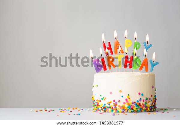 カラフルなキャンドルと誕生日を綴るバースデーケーキ の写真素材 今すぐ編集