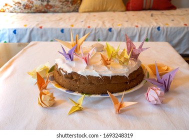 Gateau D Anniversaire Decore D Origami En Solitude Photo De Stock Modifiable