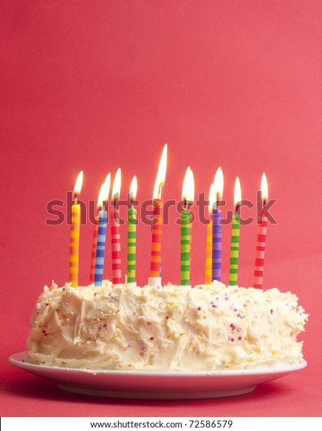 赤い背景にかわいいストライプのキャンドルがたくさんあるバースデーケーキ の写真素材 今すぐ編集