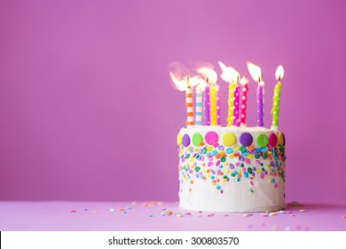 Gateau Anniversaire Fond Blanc Images Photos Et Images Vectorielles De Stock Shutterstock