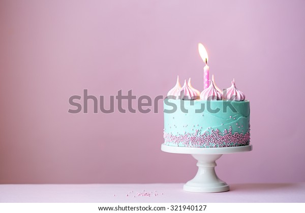 Gateau D Anniversaire Avec Une Bougie Photo De Stock Modifier Maintenant