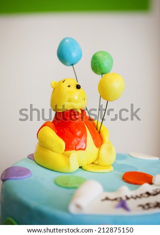 birthday cake with Winnie the Pooh 