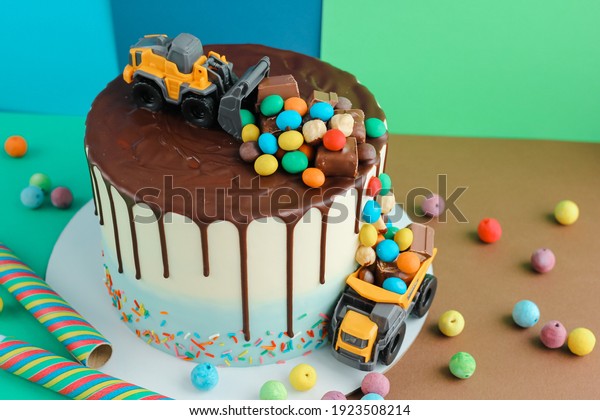 Gateau D Anniversaire Colore Pour Petit Garcon Photo De Stock Modifiable