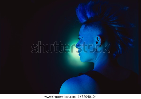 両性愛者とゲイの誇り Lgbtのコンセプト 非二進性の強い男性女性 モホークの青い髪型のパンクレズビアン女性のポートレート 緑の背景に分離型のゲイの女性 の写真素材 今すぐ編集