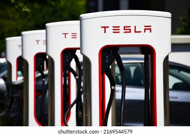 Bispingen, Deutschland - 16. Juni 2022: Tesla Supercharger Station bei Bispingen, Deutschland - Tesla ist ein amerikanisches Unternehmen für Elektrofahrzeuge und saubere Energie
