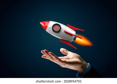 Bitcoin Cryptowährung Raketenwachstum Konzept. Modell einer Cartoon-Rakete, die schnelles Wachstum und Bitcoin-Münze statt Peephole darstellt.