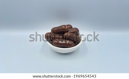 bite sized chocolate coated dragee