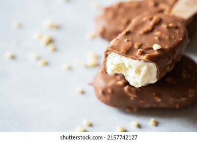 Bited almond vanilla ice-cream with chocolate glaze.