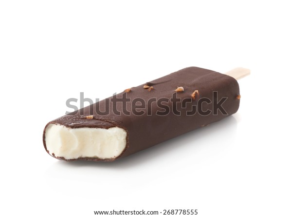 白い背景に木の棒に噛まれたチョコレートで覆われたバニラのアイスクリームバーとナッツ の写真素材 今すぐ編集