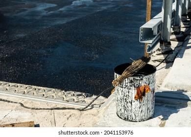 Bitumen sprayer with bitumen tar drum getting mixed