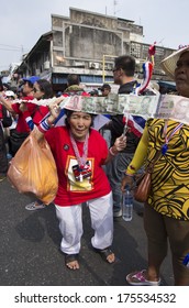 BKK - FEB 1, 2014: An old Chinese lady, anti-government protester  in Bangkok's Chinatown prepare money for donate to Suthep Thaugsuban, the PDRCÃ¢Â?Â?s Secretary-General.