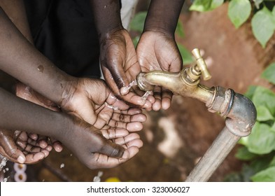 Черный ребенок руки под африканским водопроводным кран мировой вопрос