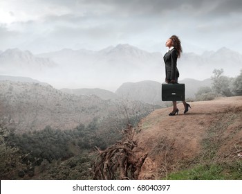 Eine schwarze Geschäftsfrau schaut auf die Natur