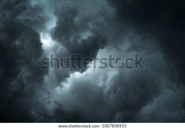 雨の前の黒雲と雷雨 劇的な黒雲と暗い空 の写真素材 今すぐ編集