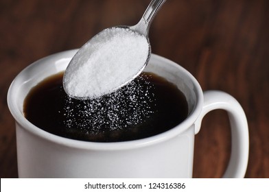 Schwarzer Kaffee mit granuliertem Zucker in einem Löffel