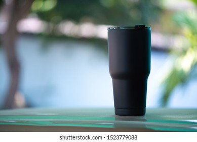Black colour stainless steel tumbler or cold and hot storage cup