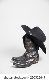 Black menÃ?Â´s cowboy boots with a hat