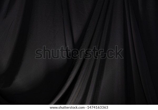 スタジオで照明する黒いカーテンドレープ波 壁紙の背景テクスチャー詳細 の写真素材 今すぐ編集
