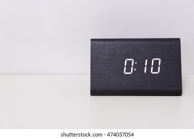 Black digital clock on a white background showing time 00:10 (ten minutes)