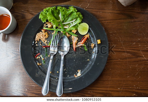 食後の黒い汚れた料理 黒い料理の中で全部食べる 食事の時間に非常に空腹 食事の時間に対する任務完了 の写真素材 今すぐ編集