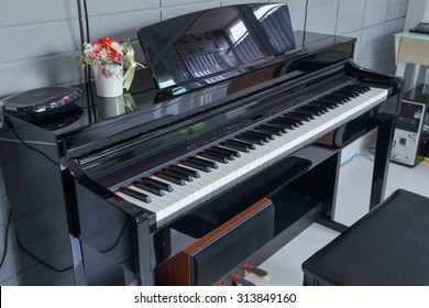 A Black Electronic Piano With Piano Keys