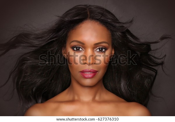 黒い女性のポートレートファッションビューティモデルのスタジオ写真で 髪を流す 長い髪で美しい顔をしたアフリカ系アメリカ人の女性 の写真素材 今すぐ編集