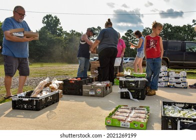 Black Fork, Arkansas, USA- August 4, 2021- Free Groceries Being Given Away To The Needy At A Small Local Fire Department- A Group Of People Gathering Up Food To Take Home And Eat