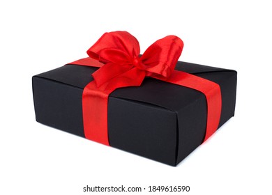 Schwarze Fristgeschenk, Papierbox mit roter SeidenbandSchleife einzeln auf weißem Hintergrund