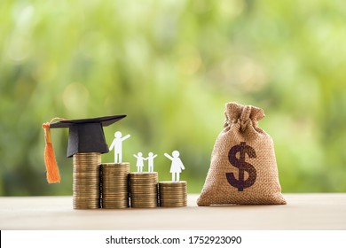 Schwarze Graduiertenkappe, Hut, Student und Kind, Reihen aufsteigender Münzen, weiße Uhr auf einem Tisch, natürlicher grüner Hintergrund. Öffentliche Schulfinanzierung, Bildungsfinanzierung, Finanzkonzept
