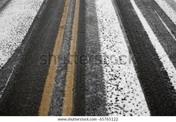 道路を覆う黒い氷と氷が滑りやすい凍雪 寒い天候は運転の危険な状況です の写真素材 今すぐ編集