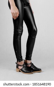 Die Schwarzen Jeans mit schwarzen Holzschuhen