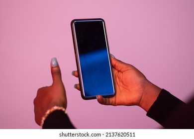 black lady holding a blank phone, does thumbs up