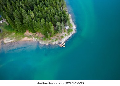 Der Schwarze See (Crno jezero) ist ein See in der Gemeinde Žabljak im Norden Montenegros. Draufsicht auf die Boote.