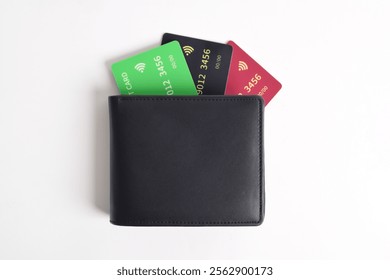 Cartera de cuero negro con tarjetas de crédito sobre fondo blanco