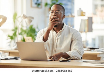 Hombre negro, portátil y bostezo cansado en la oficina, empleado y cerebro para el agotamiento por escribir informe. Agotada, aburrida tarea y fatiga profesional en el lugar de trabajo, baja energía y en línea para el Diseño gráfico