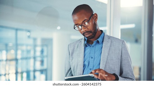 Hombre negro, pergamino o tableta en la oficina para la investigación del negocio, del Sitio web o de la economía para el desarrollo de la compañía. Inversor, lectura o tecnología en la ventana de negociación, revisión o búsqueda de oportunidad de inversión