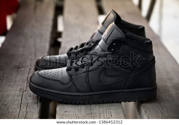 nike jordan full black