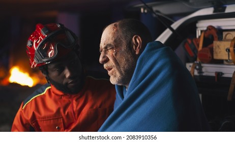 Black Paramedic Speaking With Survivor