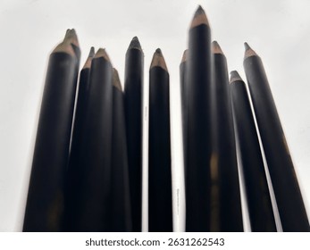 fundo de lápis preto sobre fundo branco, tomado em um tiro de baixo ângulo