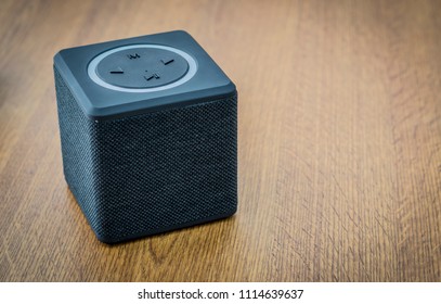 586 Bluetooth speaker on table Images, Stock Photos & Vectors ...