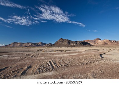 282,942 Desert landscape with road Images, Stock Photos & Vectors ...