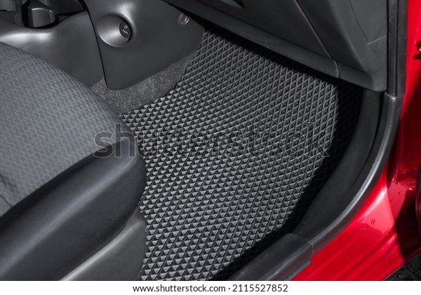 Black rubber car floor mat\
in auto