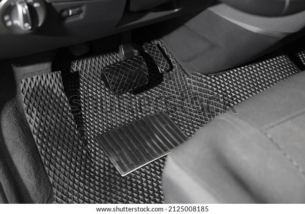 Black rubber car floor mat\
in auto