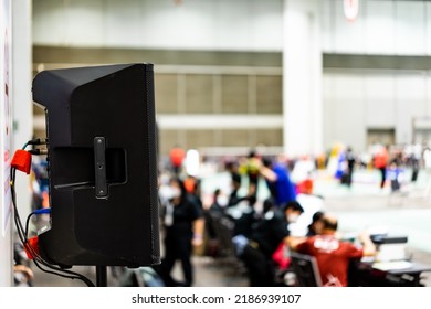 The black speaker set against a white wall with blurred background is used for voice acting in sports stadiums. The sound is clear and loud, so the action of the match can be heard clearly.