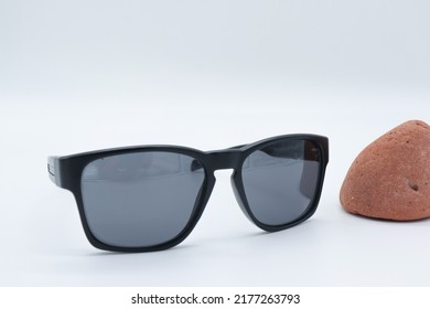  Black Square Sunglasses Unisex Model On A White Background With Brown Stone Decoration