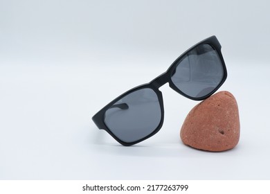  Black Square Sunglasses Unisex Model On A White Background With Brown Stone Decoration