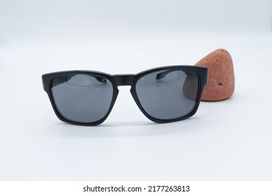  Black Square Sunglasses Unisex Model On A White Background With Brown Stone Decoration