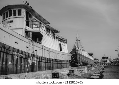 5,536 Black and white shipping containers Stock Photos, Images ...